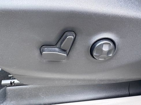 Used 2023 Chrysler Pacifica Touring-L FWD image 19
