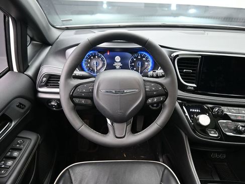 Used 2025 Chrysler Pacifica Limited image 24