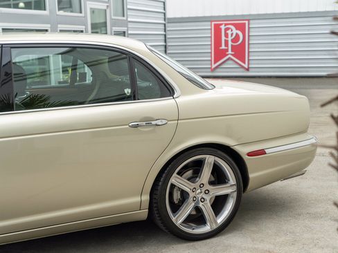 Used 2006 Jaguar XJ Vanden Plas Super V8 Portfolio RWD image 7