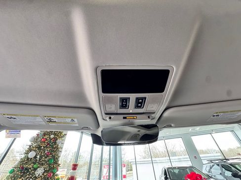 Used 2023 Land Rover Defender 110 S image 32