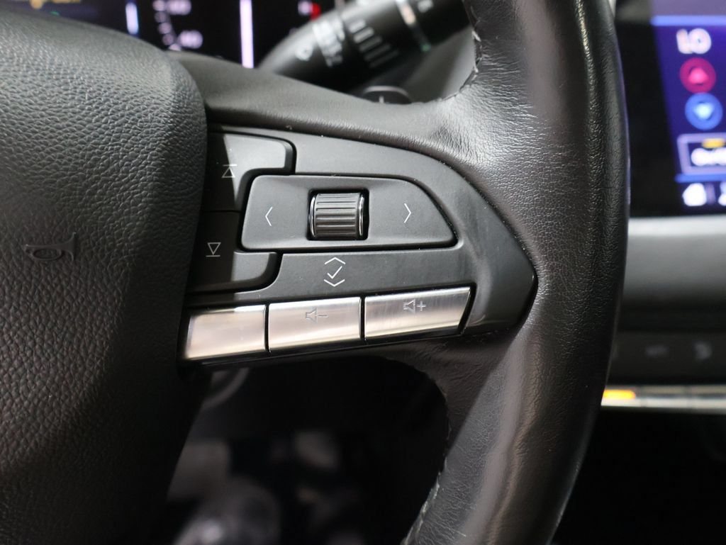 Used 2023 Cadillac XT4 Luxury w/ Cold Weather Package AWD/4WD image 41
