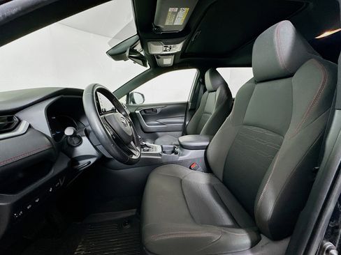 Used 2021 Toyota RAV4 SE image 13