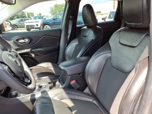 Used 2021 Jeep Cherokee Latitude Plus AWD/4WD image 13