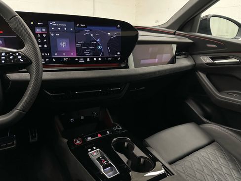 Used 2025 Audi SQ6 e-tron Prestige w/ 21" Black Optic Wheel Package image 28