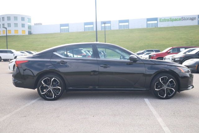 Used 2025 Nissan Altima 2.5 SR AWD/4WD image 3
