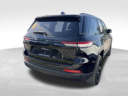 Used 2023 Jeep Grand Cherokee Altitude RWD image 3