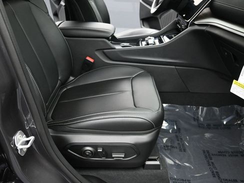 New 2025 Jeep Grand Cherokee L Limited image 32