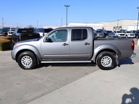Used 2018 Nissan Frontier SV image 3