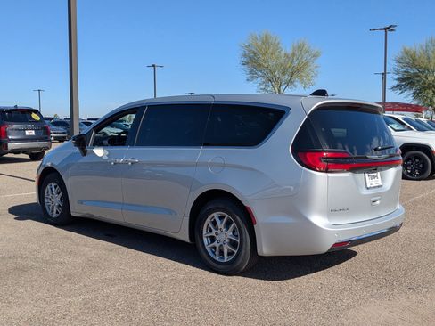 New 2026 Chrysler Pacifica Select image 3