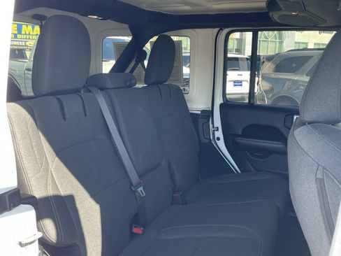 Used 2024 Jeep Wrangler Unlimited Sahara image 19
