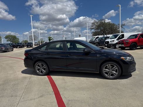 Used 2024 Volkswagen Jetta SE image 5