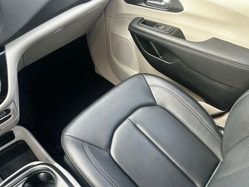 Used 2024 Chrysler Pacifica Touring-L image 8