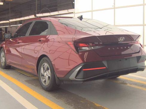 Used 2024 Hyundai Elantra SE FWD image 8