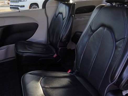 Used 2020 Chrysler Pacifica Limited w/ Tire & Wheel Group image 13