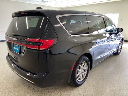 Used 2024 Chrysler Pacifica Touring-L FWD image 7