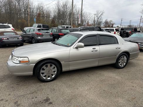 Used 2003 Lincoln Town Car Cartier image 3
