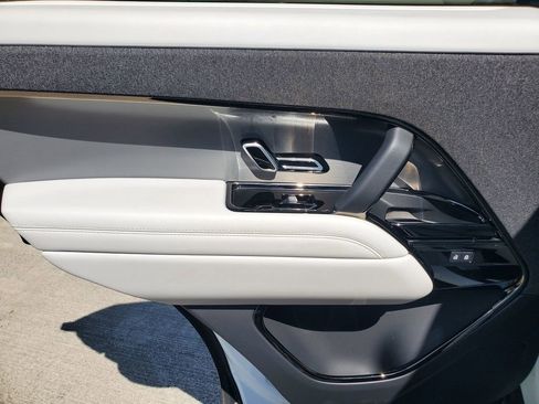 Used 2025 Land Rover Range Rover Sport SE image 14