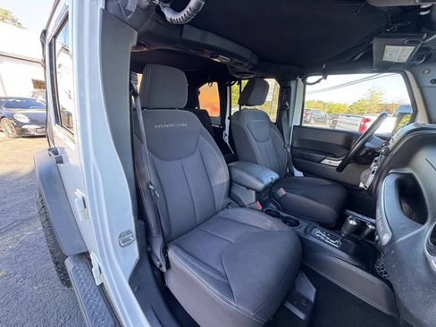 Used 2013 Jeep Wrangler Unlimited Rubicon AWD/4WD image 15