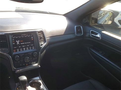 Used 2018 Jeep Grand Cherokee Laredo image 13