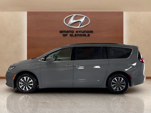 Used 2021 Chrysler Pacifica Touring-L FWD image 3