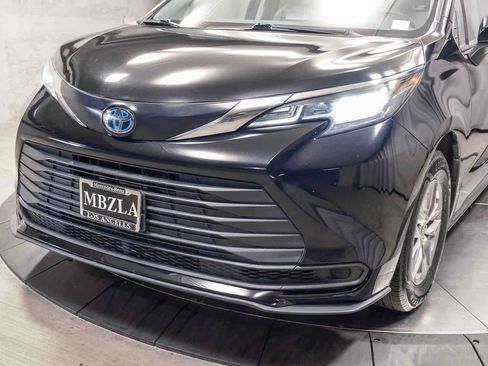 Used 2022 Toyota Sienna LE FWD image 11