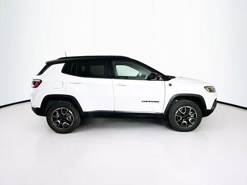 Used 2025 Jeep Compass Trailhawk AWD/4WD image 10