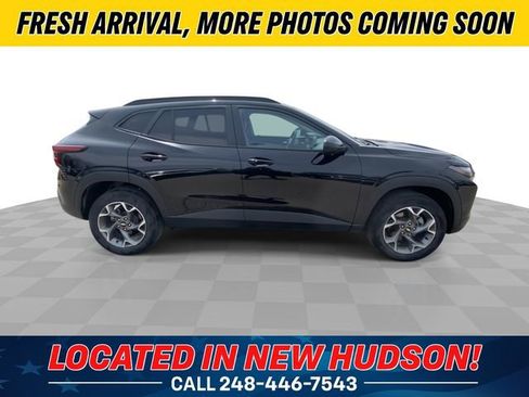 Used 2024 Chevrolet Trax LT w/ Driver Confidence Package FWD image 3