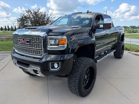 Used 2018 GMC Sierra 2500 Denali w/ Duramax Plus Package AWD/4WD image 4