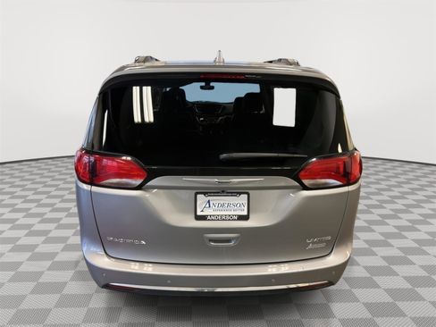 Used 2020 Chrysler Pacifica Limited image 8