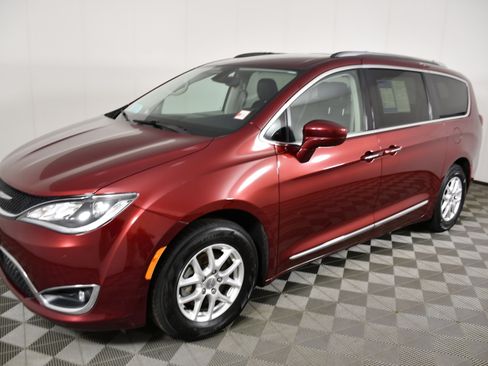 Used 2020 Chrysler Pacifica Touring-L FWD image 10