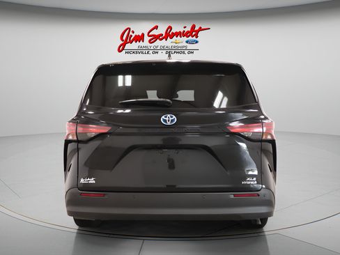Used 2021 Toyota Sienna XLE FWD image 5