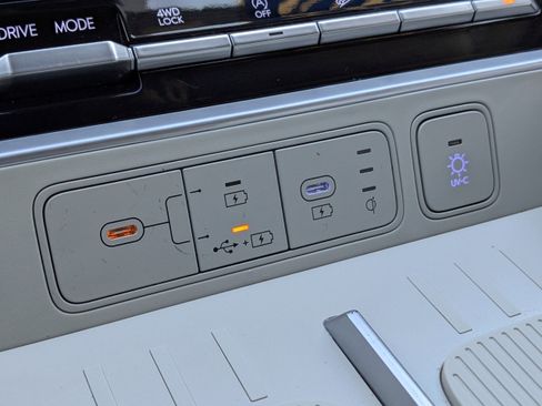 Used 2024 Hyundai Santa Fe Limited image 25