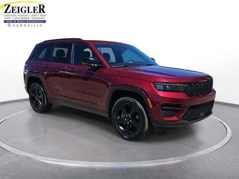 Used 2023 Jeep Grand Cherokee Altitude AWD/4WD image 3