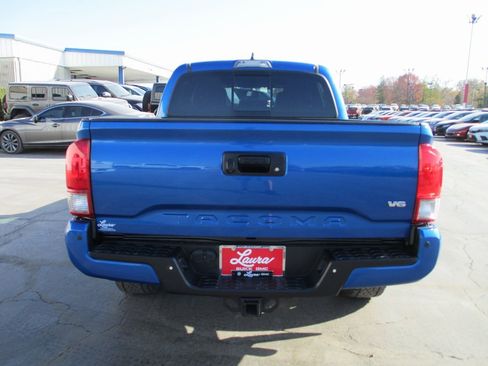 Used 2017 Toyota Tacoma TRD Sport image 4