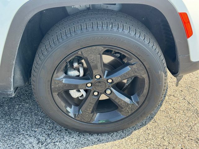 Certified 2024 Jeep Grand Cherokee Limited w/ Black Appearance Package AWD/4WD image 9