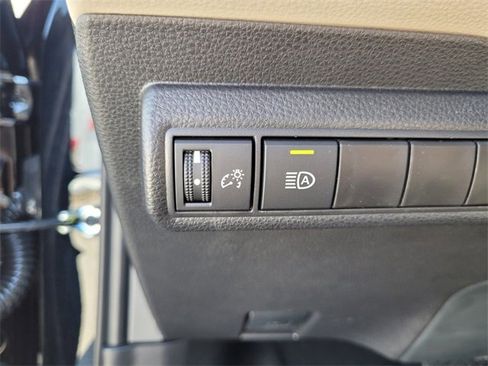 Used 2025 Toyota Corolla LE image 30