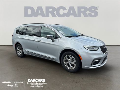 Used 2022 Chrysler Pacifica Limited w/ Uconnect Theater Family Group image 1