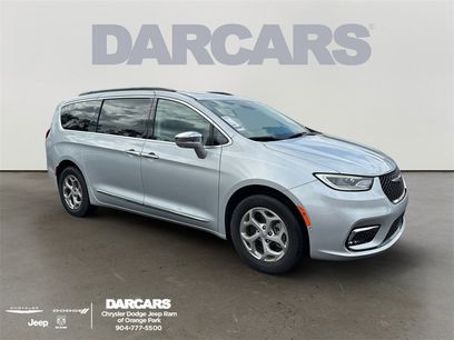 Used 2022 Chrysler Pacifica Limited w/ Uconnect Theater Family Group