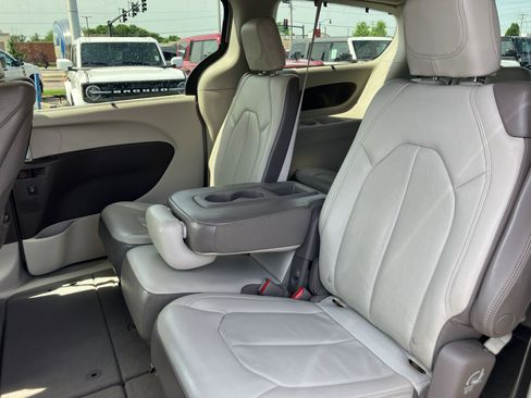 Used 2017 Chrysler Pacifica Touring-L Plus w/ Tire & Wheel Group FWD image 28