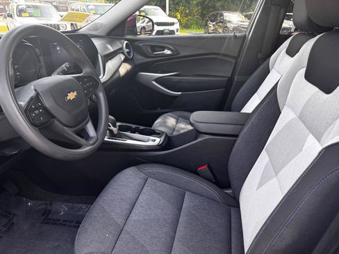 Certified 2024 Chevrolet Trax LS w/ LS Convenience Package FWD image 12