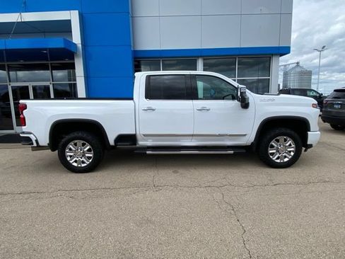 Used 2024 Chevrolet Silverado 2500 High Country w/ High Country Premium Package AWD/4WD image 2