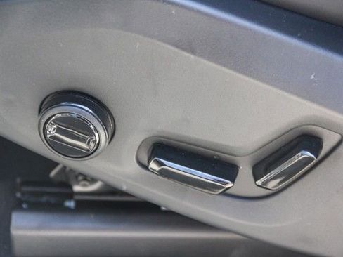 New 2025 Volvo XC90 B5 Plus w/ Protection Package Premier image 19