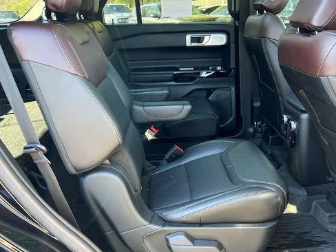 Used 2024 Ford Explorer Platinum w/ Technology Package AWD/4WD image 16