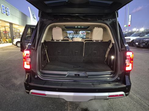 Used 2022 Ford Expedition Limited image 18