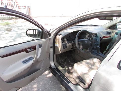 Used 2001 Volvo V70 image 10