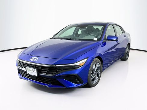 Used 2025 Hyundai Elantra SEL FWD image 3