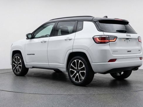 Used 2025 Jeep Compass Trailhawk image 6