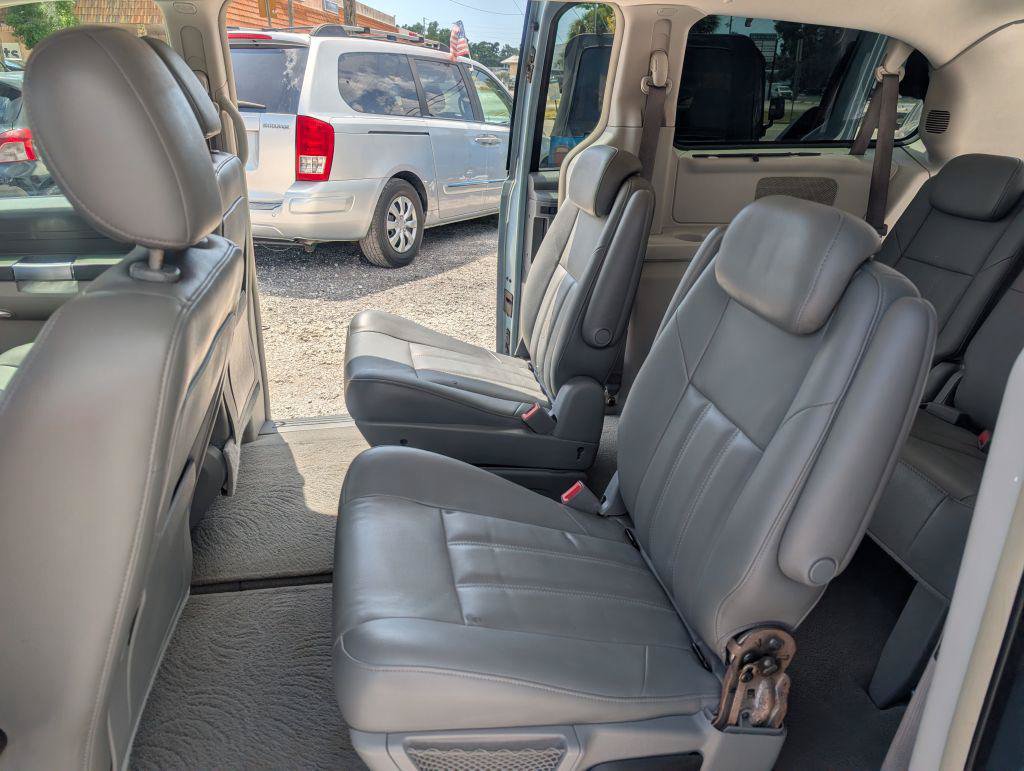 Used 2008 Chrysler Town & Country Touring FWD image 10