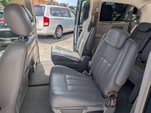 Used 2008 Chrysler Town & Country Touring FWD image 10