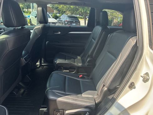 Used 2019 Toyota Highlander XLE AWD/4WD image 25